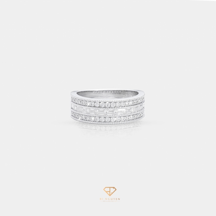 Middle Row Baguette Two Sides Round Diamond Ring